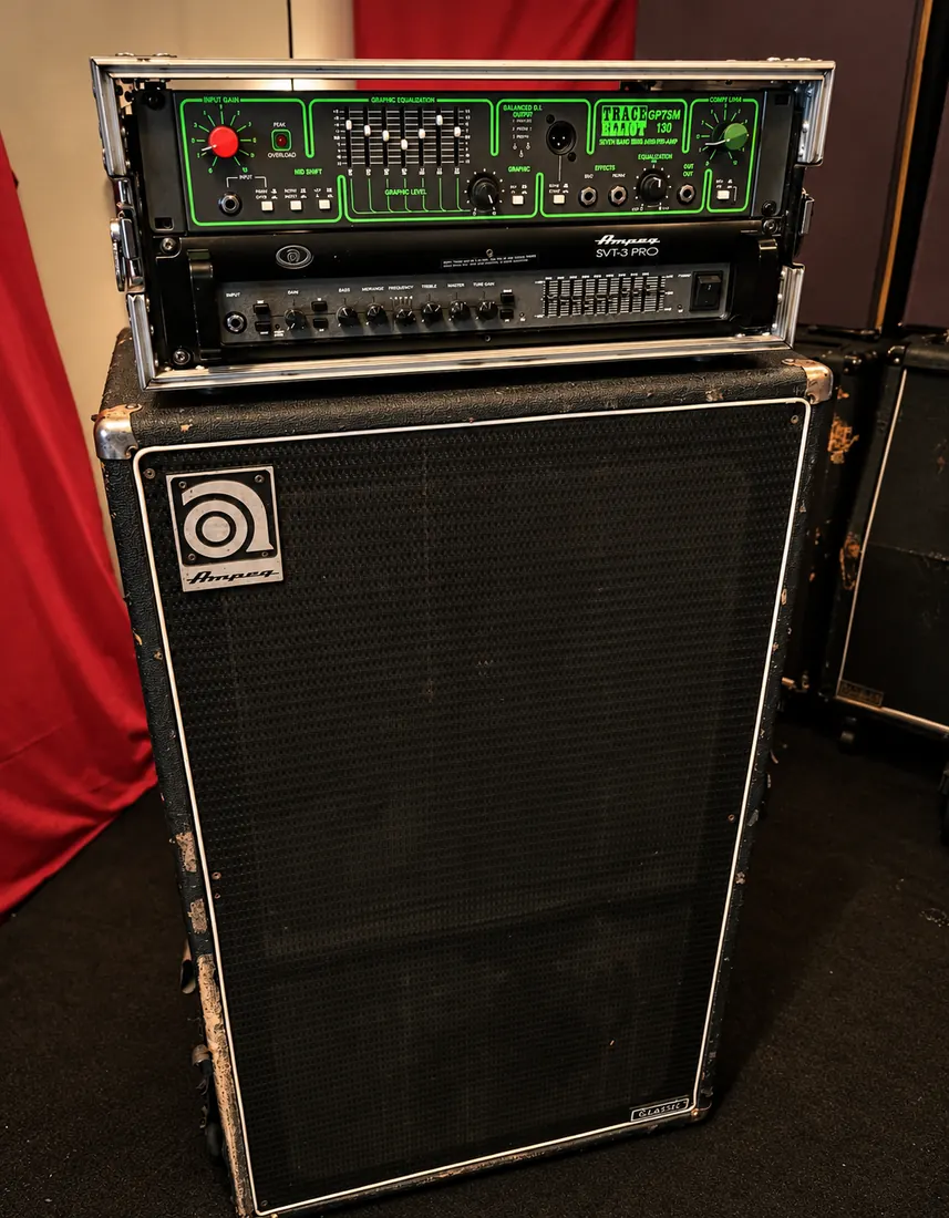 Equipo de bajo: preamplificador Trace Elliot y Ampeg SVT-3 Pro sobre una pantalla Ampeg.